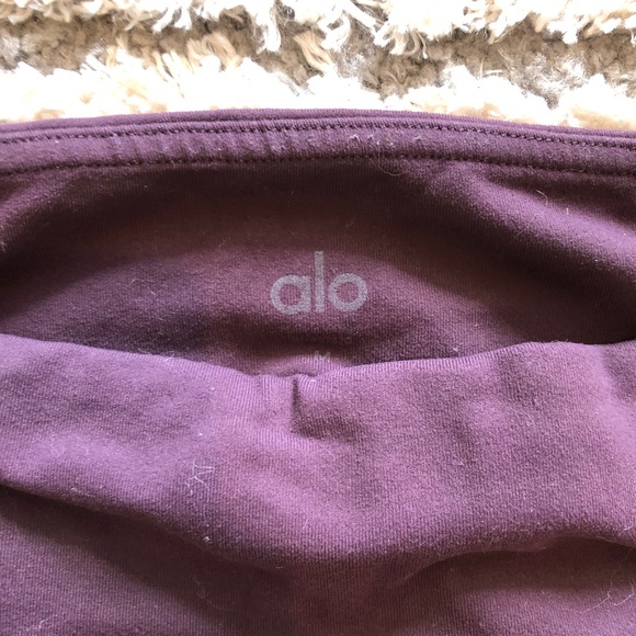 Alo Yoga Goddess Leggings in Eggplant and Black - Picture 6 of 6